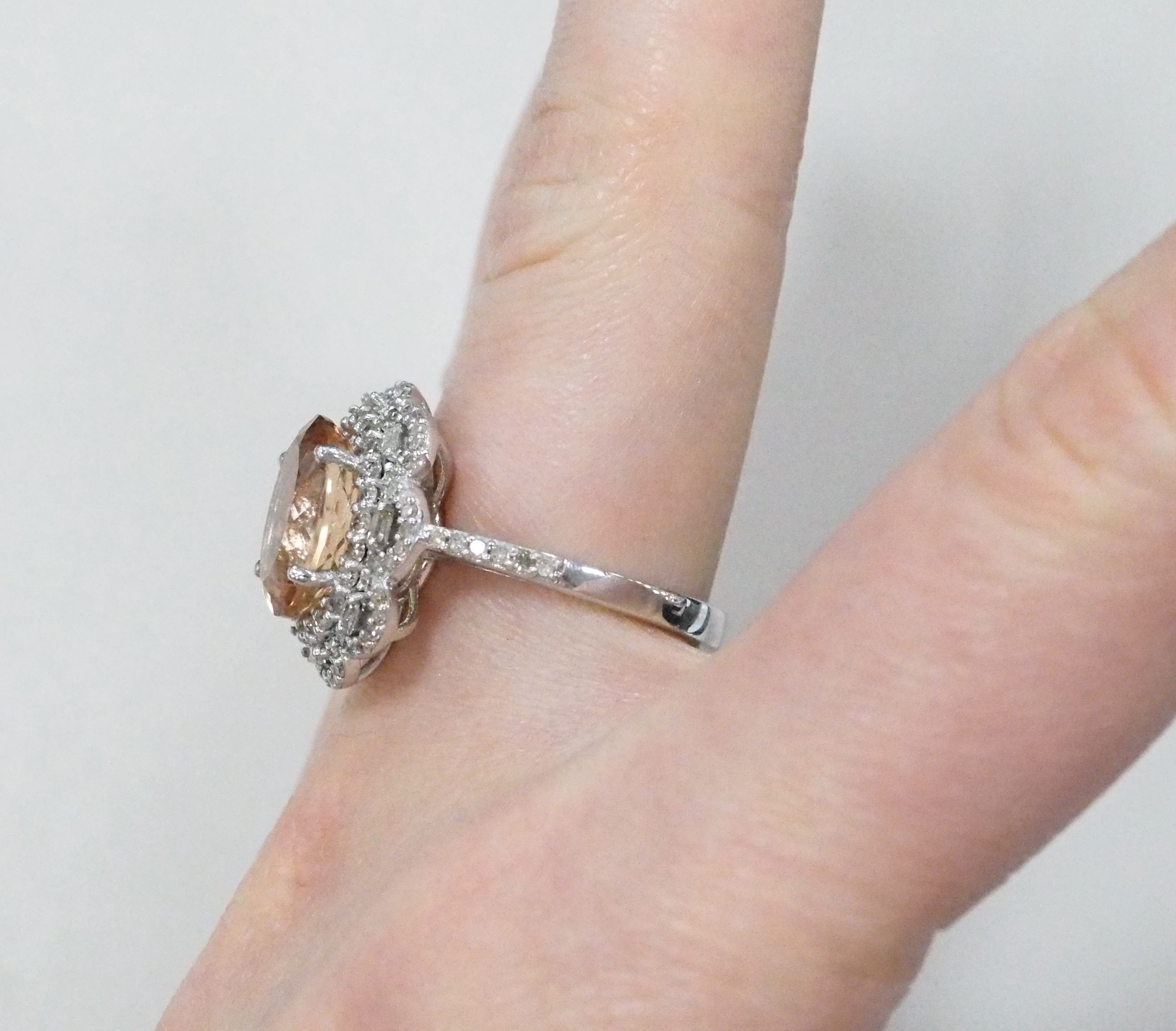 Серебряное кольцо 925 пробы; вставки 1 Турмалин цв. 4,75ct; 92 Бр.Кр-17 0,90ct 2/4;8 Бр.Бп-25 0,14ct 6/6;